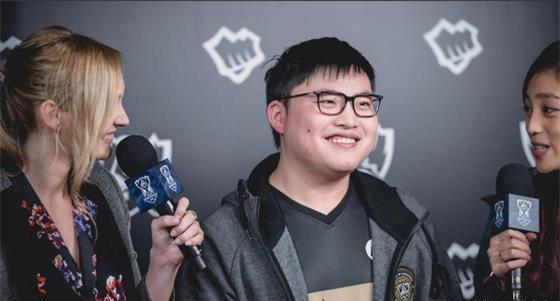 期待一个更 期待一个更